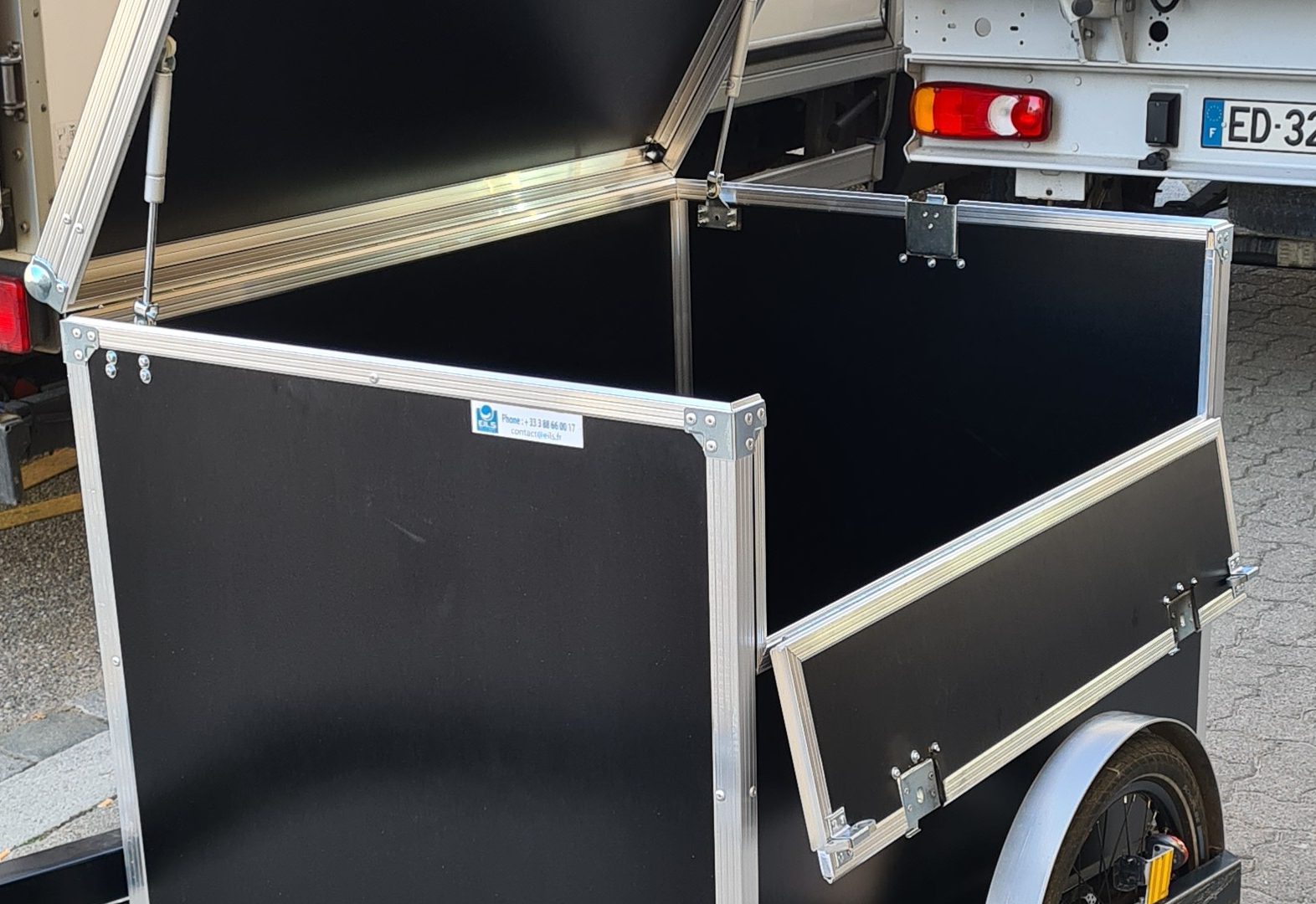 EILS développe un nouveau produit : Un caisson pour remorque de vélo cargo
